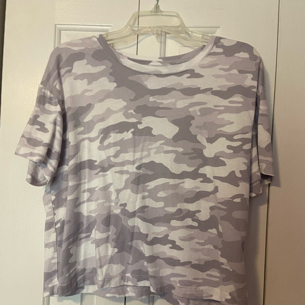 Women’s gray camo T-shirt size L